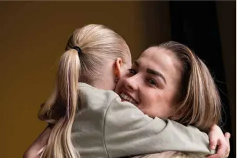 moeder omhelst dochter